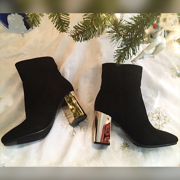 LAST 1! ❤️🛍 Black Faux Suede Gold Heel Bootie! - Picture 4 of 5
